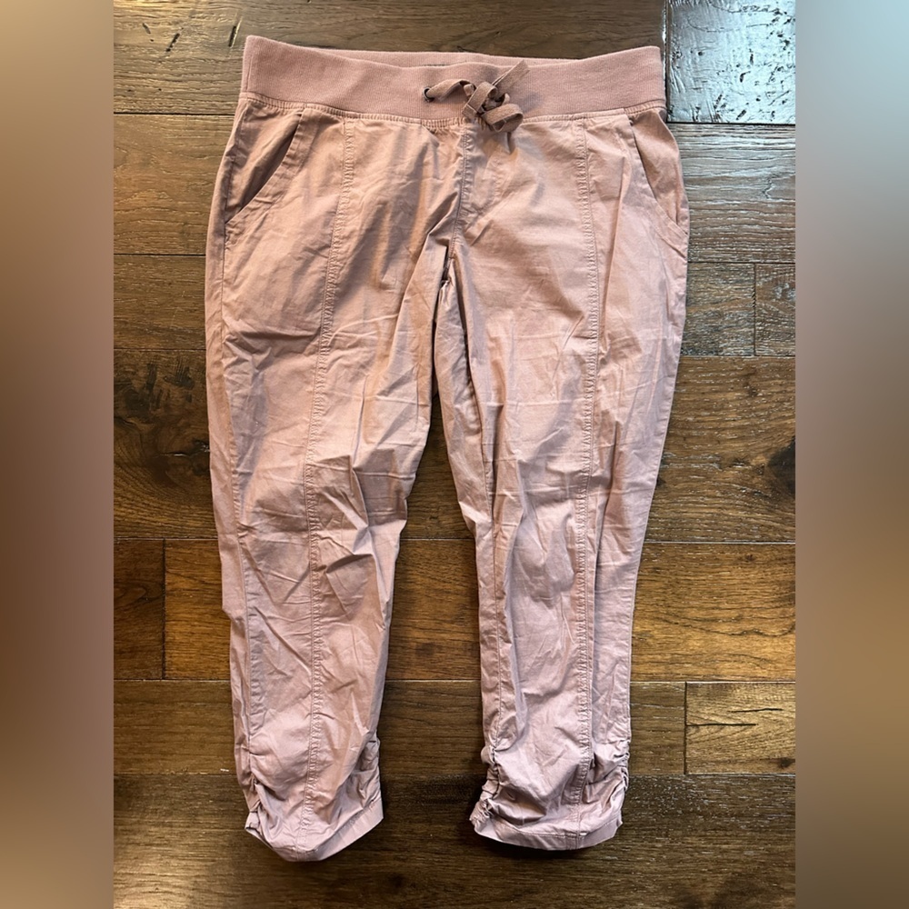 Torrid Women’s Pale Pink Conch Cargo Capris- size 00